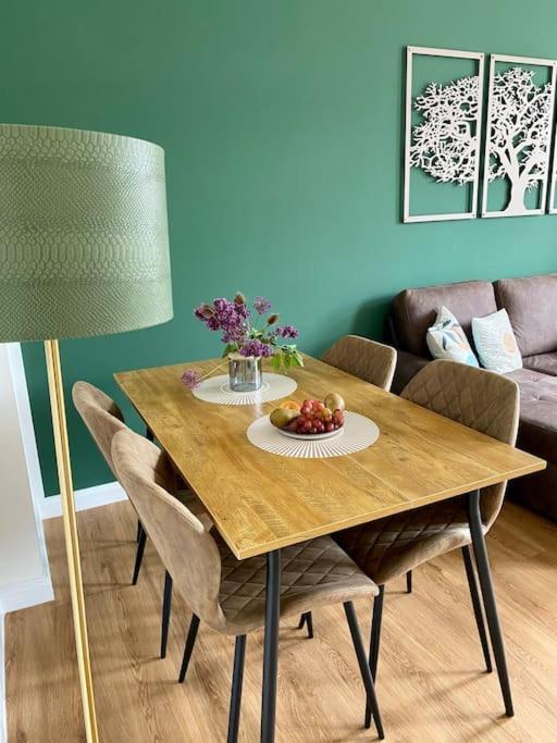 2-Zimmer Zentral In Ferdinandshof, Wlan Modern Kültér fotó